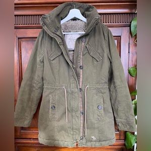 Abercrombie & Fitch Olive green utility military style coat, faux fur. Like new.